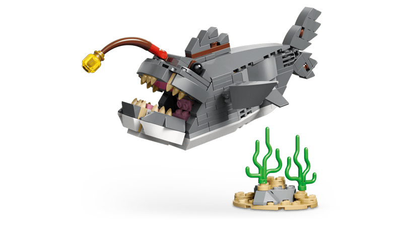 LEGO Creator Fierce Shark with a Treasure Chest (31381)