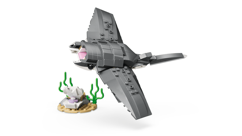 LEGO Creator Fierce Shark with a Treasure Chest (31381)